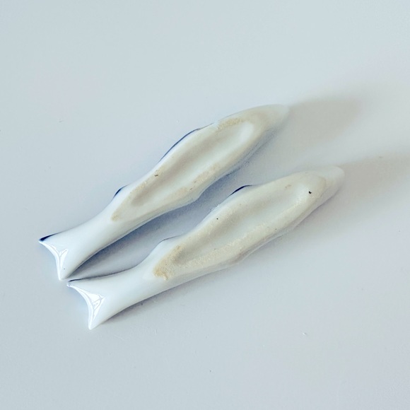 Vintage Retro Small Ceramic Blue & White Fish Chopstick Rest 3.5" - Picture 4 of 6